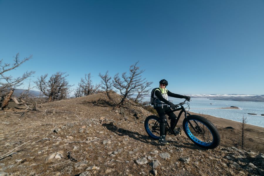 Woman riding a fat bike on the mountains