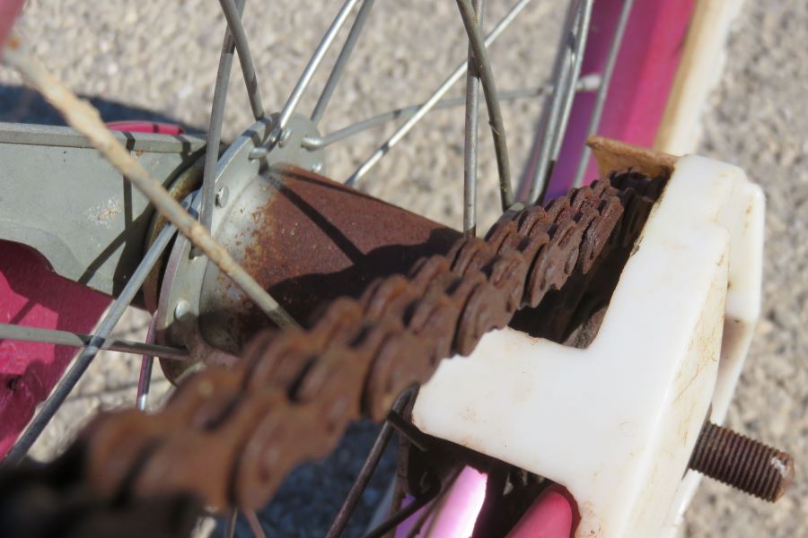 Rusty bike chain - clean with vinegar and toothbrush