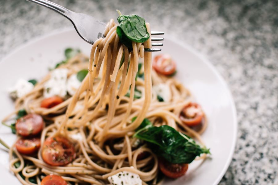 Whole-grain pasta is ideal for eating before biking riding for weight loss